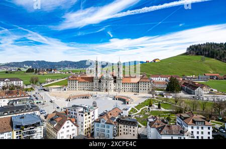 Einsiedeln, Schweiz, 17. März 2024: Vogelperspektive des Klosters Einsiedeln. Die Gemeinde Einsiedeln ist Wallfahrtsort. (Foto von einem Stockfoto