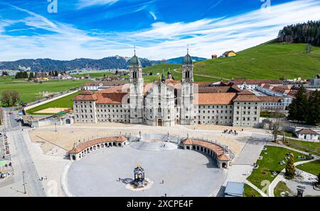 Einsiedeln, Schweiz, 17. März 2024: Vogelperspektive des Klosters Einsiedeln. Die Gemeinde Einsiedeln ist Wallfahrtsort. (Foto von einem Stockfoto