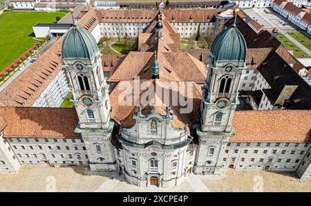 Einsiedeln, Schweiz, 17. März 2024: Vogelperspektive des Klosters Einsiedeln. Die Gemeinde Einsiedeln ist Wallfahrtsort. (Foto von einem Stockfoto