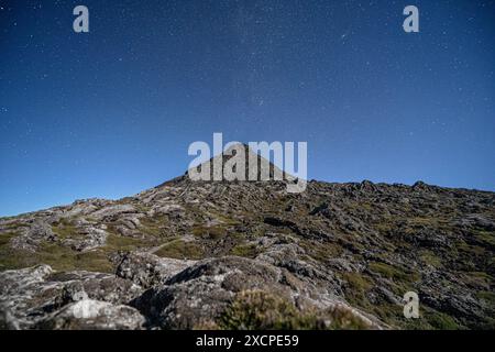 Morphologische Charakteristika des unregelmäßigen Geländes des Pico im Azoren-Archipel. Stockfoto