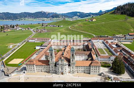 Einsiedeln, Schweiz, 17. März 2024: Vogelperspektive des Klosters Einsiedeln. Dahinter befindet sich der Sihlsee. (Foto: Andreas Haas/dieBildmanufaktur) Stockfoto