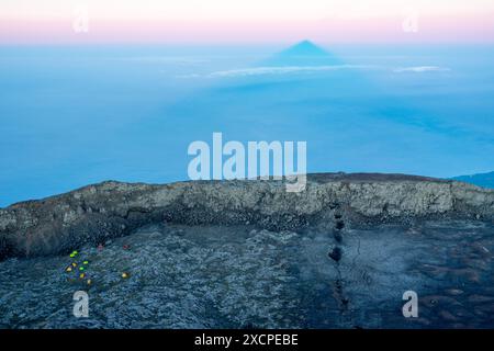 Morphologische Charakteristika des unregelmäßigen Geländes des Pico im Azoren-Archipel. Stockfoto