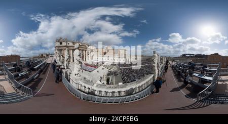 360 Grad Panorama Ansicht von Blick auf den Petersplatz während der Ostermesse vom Fußweg über dem Braccio Carlo Magno von Berninis Kolonnade im Vatikan, Rom, Italien.