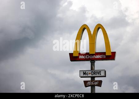 Das Logo der Fastfood-Kette McDonald s im Kölner Umland. Die McDonaldÂs Corporation ist ein US-amerikanischer Betreiber und Franchisegeber von weltweit vertretenen Schnellrestaurants und der umsatzstärkste Fast-Food-Konzern der Welt. Themenbild, Symbolbild Wesseling, 18.06.2024 NRW Deutschland *** das Logo der McDonalds Fast-Food-Kette im Raum Köln die McDonalds Corporation ist ein amerikanischer Betreiber und Franchisegeber von Fast-Food-Restaurants weltweit und das weltweit größte Fast-Food-Unternehmen in Sachen Vertrieb Themenbild, Symbolbild Wesseling, 18 06 2024 NRW Deutschland Copyright: xChrist Stockfoto