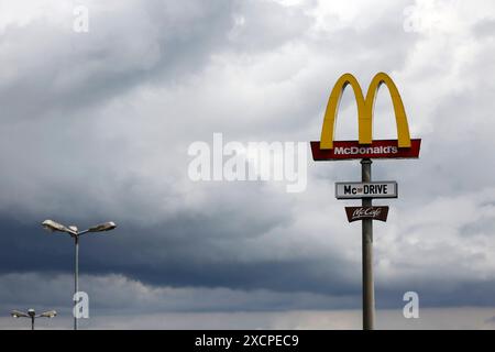 Das Logo der Fastfood-Kette McDonald s im Kölner Umland. Die McDonaldÂs Corporation ist ein US-amerikanischer Betreiber und Franchisegeber von weltweit vertretenen Schnellrestaurants und der umsatzstärkste Fast-Food-Konzern der Welt. Themenbild, Symbolbild Wesseling, 18.06.2024 NRW Deutschland *** das Logo der McDonalds Fast-Food-Kette im Raum Köln die McDonalds Corporation ist ein amerikanischer Betreiber und Franchisegeber von Fast-Food-Restaurants weltweit und das weltweit größte Fast-Food-Unternehmen in Sachen Vertrieb Themenbild, Symbolbild Wesseling, 18 06 2024 NRW Deutschland Copyright: xChrist Stockfoto