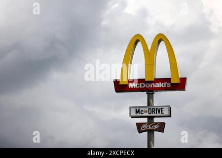 Das Logo der Fastfood-Kette McDonald s im Kölner Umland. Die McDonaldÂs Corporation ist ein US-amerikanischer Betreiber und Franchisegeber von weltweit vertretenen Schnellrestaurants und der umsatzstärkste Fast-Food-Konzern der Welt. Themenbild, Symbolbild Wesseling, 18.06.2024 NRW Deutschland *** das Logo der McDonalds Fast-Food-Kette im Raum Köln die McDonalds Corporation ist ein amerikanischer Betreiber und Franchisegeber von Fast-Food-Restaurants weltweit und das weltweit größte Fast-Food-Unternehmen in Sachen Vertrieb Themenbild, Symbolbild Wesseling, 18 06 2024 NRW Deutschland Copyright: xChrist Stockfoto