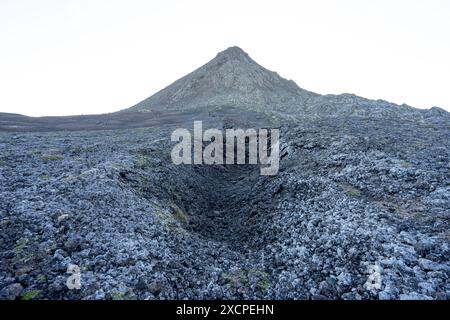 Morphologische Charakteristika des unregelmäßigen Geländes des Pico im Azoren-Archipel. Stockfoto