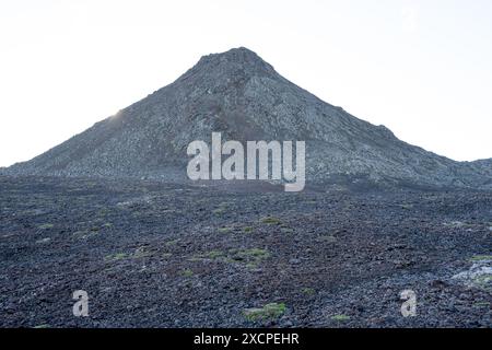Morphologische Charakteristika des unregelmäßigen Geländes des Pico im Azoren-Archipel. Stockfoto