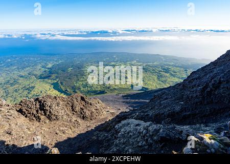Morphologische Charakteristika des unregelmäßigen Geländes des Pico im Azoren-Archipel. Stockfoto