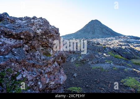 Morphologische Charakteristika des unregelmäßigen Geländes des Pico im Azoren-Archipel. Stockfoto