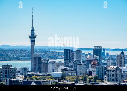 Blick nach Norden auf das Zentrum von Auckland City, den Hafen von Auckland und den Sky Tower vom Mount Eden auf Neuseelands Nordinsel Stockfoto