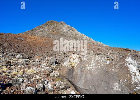 Morphologische Charakteristika des unregelmäßigen Geländes des Pico im Azoren-Archipel. Stockfoto