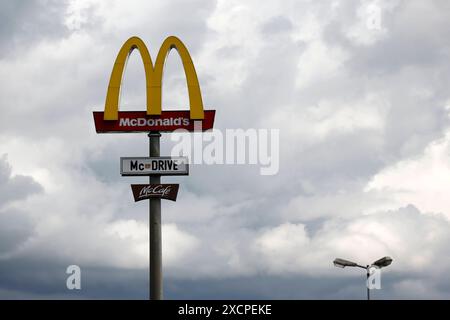 Das Logo der Fastfood-Kette McDonald s im Kölner Umland. Die McDonaldÂs Corporation ist ein US-amerikanischer Betreiber und Franchisegeber von weltweit vertretenen Schnellrestaurants und der umsatzstärkste Fast-Food-Konzern der Welt. Themenbild, Symbolbild Wesseling, 18.06.2024 NRW Deutschland *** das Logo der McDonalds Fast-Food-Kette im Raum Köln die McDonalds Corporation ist ein amerikanischer Betreiber und Franchisegeber von Fast-Food-Restaurants weltweit und das weltweit größte Fast-Food-Unternehmen in Sachen Vertrieb Themenbild, Symbolbild Wesseling, 18 06 2024 NRW Deutschland Copyright: xChrist Stockfoto