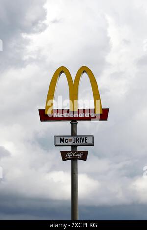 Das Logo der Fastfood-Kette McDonald s im Kölner Umland. Die McDonaldÂs Corporation ist ein US-amerikanischer Betreiber und Franchisegeber von weltweit vertretenen Schnellrestaurants und der umsatzstärkste Fast-Food-Konzern der Welt. Themenbild, Symbolbild Wesseling, 18.06.2024 NRW Deutschland *** das Logo der McDonalds Fast-Food-Kette im Raum Köln die McDonalds Corporation ist ein amerikanischer Betreiber und Franchisegeber von Fast-Food-Restaurants weltweit und das weltweit größte Fast-Food-Unternehmen in Sachen Vertrieb Themenbild, Symbolbild Wesseling, 18 06 2024 NRW Deutschland Copyright: xChrist Stockfoto