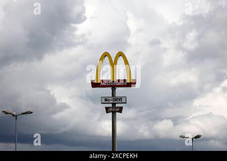 Das Logo der Fastfood-Kette McDonald s im Kölner Umland. Die McDonaldÂs Corporation ist ein US-amerikanischer Betreiber und Franchisegeber von weltweit vertretenen Schnellrestaurants und der umsatzstärkste Fast-Food-Konzern der Welt. Themenbild, Symbolbild Wesseling, 18.06.2024 NRW Deutschland *** das Logo der McDonalds Fast-Food-Kette im Raum Köln die McDonalds Corporation ist ein amerikanischer Betreiber und Franchisegeber von Fast-Food-Restaurants weltweit und das weltweit größte Fast-Food-Unternehmen in Sachen Vertrieb Themenbild, Symbolbild Wesseling, 18 06 2024 NRW Deutschland Copyright: xChrist Stockfoto