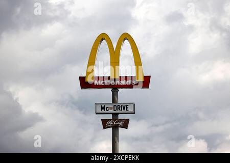 Das Logo der Fastfood-Kette McDonald s im Kölner Umland. Die McDonaldÂs Corporation ist ein US-amerikanischer Betreiber und Franchisegeber von weltweit vertretenen Schnellrestaurants und der umsatzstärkste Fast-Food-Konzern der Welt. Themenbild, Symbolbild Wesseling, 18.06.2024 NRW Deutschland *** das Logo der McDonalds Fast-Food-Kette im Raum Köln die McDonalds Corporation ist ein amerikanischer Betreiber und Franchisegeber von Fast-Food-Restaurants weltweit und das weltweit größte Fast-Food-Unternehmen in Sachen Vertrieb Themenbild, Symbolbild Wesseling, 18 06 2024 NRW Deutschland Copyright: xChrist Stockfoto