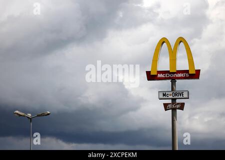 Das Logo der Fastfood-Kette McDonald s im Kölner Umland. Die McDonaldÂs Corporation ist ein US-amerikanischer Betreiber und Franchisegeber von weltweit vertretenen Schnellrestaurants und der umsatzstärkste Fast-Food-Konzern der Welt. Themenbild, Symbolbild Wesseling, 18.06.2024 NRW Deutschland *** das Logo der McDonalds Fast-Food-Kette im Raum Köln die McDonalds Corporation ist ein amerikanischer Betreiber und Franchisegeber von Fast-Food-Restaurants weltweit und das weltweit größte Fast-Food-Unternehmen in Sachen Vertrieb Themenbild, Symbolbild Wesseling, 18 06 2024 NRW Deutschland Copyright: xChrist Stockfoto