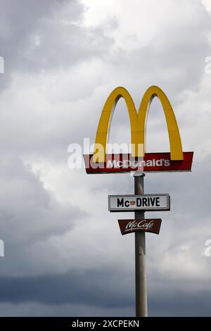 Das Logo der Fastfood-Kette McDonald s im Kölner Umland. Die McDonaldÂs Corporation ist ein US-amerikanischer Betreiber und Franchisegeber von weltweit vertretenen Schnellrestaurants und der umsatzstärkste Fast-Food-Konzern der Welt. Themenbild, Symbolbild Wesseling, 18.06.2024 NRW Deutschland *** das Logo der McDonalds Fast-Food-Kette im Raum Köln die McDonalds Corporation ist ein amerikanischer Betreiber und Franchisegeber von Fast-Food-Restaurants weltweit und das weltweit größte Fast-Food-Unternehmen in Sachen Vertrieb Themenbild, Symbolbild Wesseling, 18 06 2024 NRW Deutschland Copyright: xChrist Stockfoto