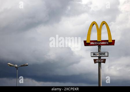 Das Logo der Fastfood-Kette McDonald s im Kölner Umland. Die McDonaldÂs Corporation ist ein US-amerikanischer Betreiber und Franchisegeber von weltweit vertretenen Schnellrestaurants und der umsatzstärkste Fast-Food-Konzern der Welt. Themenbild, Symbolbild Wesseling, 18.06.2024 NRW Deutschland *** das Logo der McDonalds Fast-Food-Kette im Raum Köln die McDonalds Corporation ist ein amerikanischer Betreiber und Franchisegeber von Fast-Food-Restaurants weltweit und das weltweit größte Fast-Food-Unternehmen in Sachen Vertrieb Themenbild, Symbolbild Wesseling, 18 06 2024 NRW Deutschland Copyright: xChrist Stockfoto