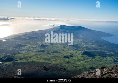 Morphologische Charakteristika des unregelmäßigen Geländes des Pico im Azoren-Archipel. Stockfoto
