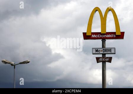 Das Logo der Fastfood-Kette McDonald s im Kölner Umland. Die McDonaldÂs Corporation ist ein US-amerikanischer Betreiber und Franchisegeber von weltweit vertretenen Schnellrestaurants und der umsatzstärkste Fast-Food-Konzern der Welt. Themenbild, Symbolbild Wesseling, 18.06.2024 NRW Deutschland *** das Logo der McDonalds Fast-Food-Kette im Raum Köln die McDonalds Corporation ist ein amerikanischer Betreiber und Franchisegeber von Fast-Food-Restaurants weltweit und das weltweit größte Fast-Food-Unternehmen in Sachen Vertrieb Themenbild, Symbolbild Wesseling, 18 06 2024 NRW Deutschland Copyright: xChrist Stockfoto