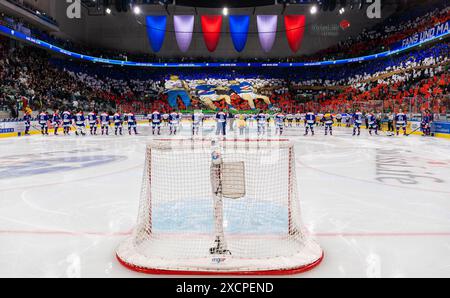 Zürich, Schweiz, 20. April 2024: Die Spieler der ZSC Lions treten während der Choreographie der ZSC Fans bei der Nationalameise mit denen von Lausanne HC auf Stockfoto