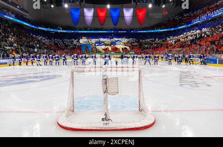 Zürich, Schweiz, 20. April 2024: Die Spieler der ZSC Lions treten während der Choreographie der ZSC Fans bei der Nationalameise mit denen von Lausanne HC auf Stockfoto