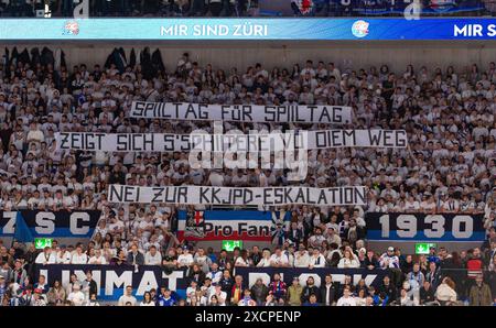 Zürich, Schweiz, 20. April 2024: Die Fans der ZSC Lions protestieren gegen die behördlichen Maßnahmen gegen die Fangewalt. Das m Stockfoto