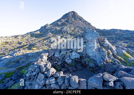 Morphologische Charakteristika des unregelmäßigen Geländes des Pico im Azoren-Archipel. Stockfoto