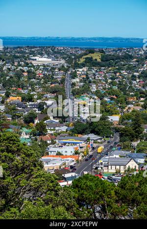 Blick auf die Mount Eden Road in Richtung Roskill und Manukau Harbour in der Entfernung vom Gipfel des Mt Eden in Auckland, Neuseeland Stockfoto