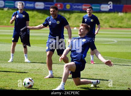 Schottlands Ché Adams (Zentrum) während eines Trainings im Stadion am Groben in Garmisch-Partenkirchen. Bilddatum: Dienstag, 18. Juni 2024. Stockfoto