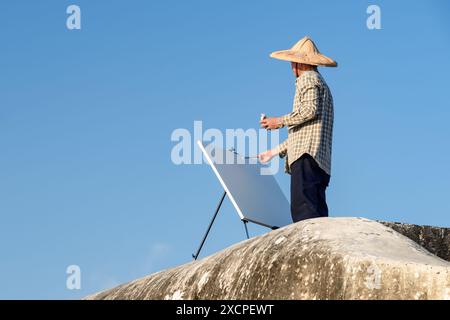 Kaohsiung, Taiwan - 29. April 2019: Unbekannter Künstler in traditioneller chinesischer Hutmalerei von der Spitze des Fort Cihou (Cihou Battery). Stockfoto