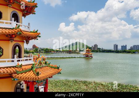 Kaohsiung, Taiwan - 30. April 2019: Fantastischer Blick auf die Drachen- und Tiger-Pagoden am Lotus Lake. Der Tempel ist eine beliebte Touristenattraktion Asiens. Stockfoto