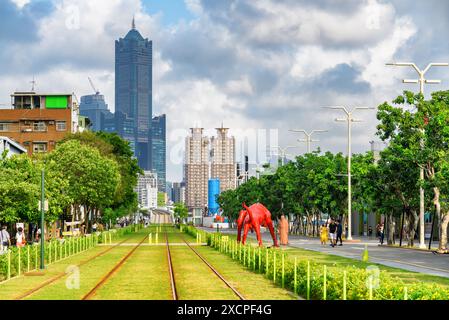 Kaohsiung, Taiwan - 30. April 2019: Malerische Strecke der Kreisbahn KLRT. Fantastischer Blick auf den 85 Sky Tower (Tuntex Sky Tower). Stockfoto