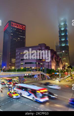 Taipei, Taiwan - 27. April 2019: Herrlicher nächtlicher Blick auf Taipei 101 (Taipei World Financial Center), das im Nebel verschwindet. Stockfoto