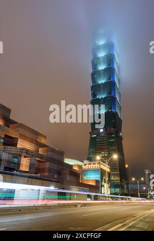 Taipei, Taiwan - 27. April 2019: Ungewöhnlicher nächtlicher Blick auf Taipei 101 (Taipei World Financial Center), der im Nebel verschwindet. Der Turm ist eine superhohe Skyscr Stockfoto