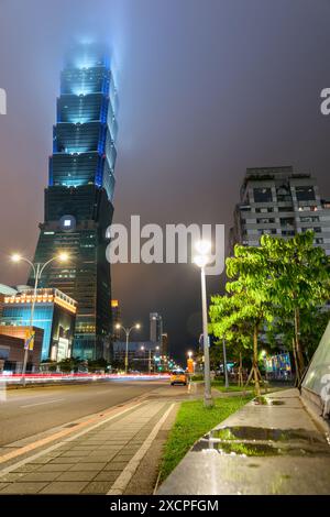 Taipei, Taiwan - 27. April 2019: Fabelhafter nächtlicher Blick auf Taipei 101 (Taipei World Financial Center), das im Nebel verschwindet. Stockfoto