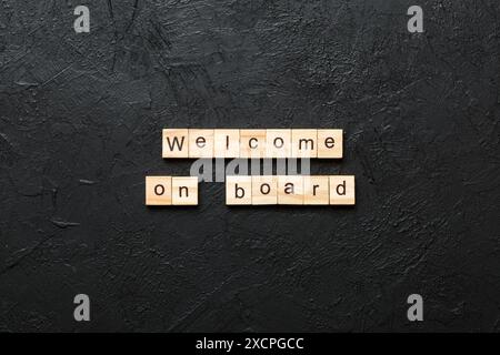Begrüßung an Bord Wort auf Holzblock geschrieben. Begrüßung an Bord Text auf dem Tisch, Konzept. Stockfoto