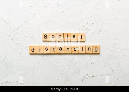 Soziale Distanzierung Wort auf Holzblock geschrieben. Soziale Distanzierung Text auf Zementtisch für Ihr Design, Konzept. Stockfoto