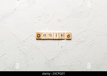 ABGELEHNTES Wort auf Holzblock geschrieben. ABGELEHNTER Text auf Zementtisch für Ihr Design, Konzept. Stockfoto
