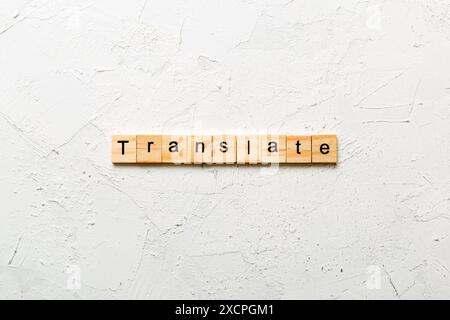 Übersetzen Wort auf Holzblock geschrieben. Übersetzen Sie Text auf Zementtisch für Ihr Design, Konzept. Stockfoto