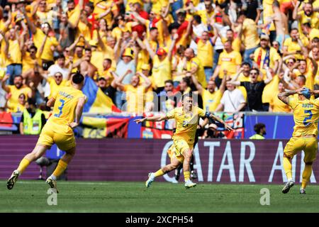 Nicolae Stanciu (Rumänien) feiert, nachdem er während des Spiels zur UEFA Euro 2024 zwischen den Nationalmannschaften Rumäniens und der Ukraine in der Allianz Arena ein Tor geschossen hat. Endpunktzahl; Rumänien 3:0 Ukraine Stockfoto