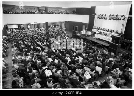 FOTOS ABLEGEN – CARDIFF, WALES, Großbritannien – 6. OKTOBER 1993: Vicky Alexander (Mitte des Fronttisches auf der Bühne) bei der gut besuchten jährlichen Generalversammlung in der Großen Halle im Studentengewerkschaftsgebäude in Cardiff. INFO: Vicky Alexander – Victoria Alexander, heute Lady Victoria Starmer – war Mitglied des Executive Teams der Cardiff University Students’ Union als Referentin für Bildung und Wohlfahrt (1993-94) und Präsident (1994-95). In diesem 30 Jahre alten Archiv könnte es Unzulänglichkeiten geben. Foto: Rob Watkins/Alamy Live News Stockfoto