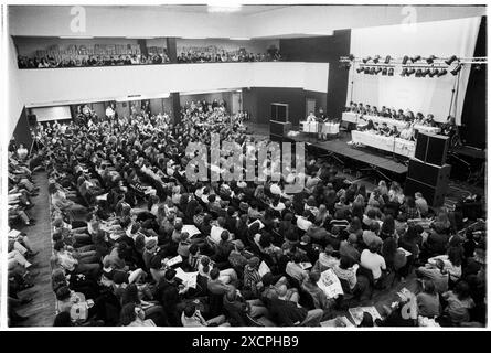 FOTOS ABLEGEN – CARDIFF, WALES, Großbritannien – 6. OKTOBER 1993: Vicky Alexander (Mitte des Fronttisches auf der Bühne) bei der gut besuchten jährlichen Generalversammlung in der Großen Halle im Studentengewerkschaftsgebäude in Cardiff. INFO: Vicky Alexander – Victoria Alexander, heute Lady Victoria Starmer – war Mitglied des Executive Teams der Cardiff University Students’ Union als Referentin für Bildung und Wohlfahrt (1993-94) und Präsident (1994-95). In diesem 30 Jahre alten Archiv könnte es Unzulänglichkeiten geben. Foto: Rob Watkins/Alamy Live News Stockfoto