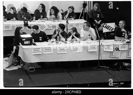 FOTOS ABLEGEN – CARDIFF, WALES, Großbritannien – 6. OKTOBER 1993: Vicky Alexander (Mitte des Fronttisches auf der Bühne) bei der gut besuchten jährlichen Generalversammlung in der Großen Halle im Studentengewerkschaftsgebäude in Cardiff. INFO: Vicky Alexander – Victoria Alexander, heute Lady Victoria Starmer – war Mitglied des Executive Teams der Cardiff University Students’ Union als Referentin für Bildung und Wohlfahrt (1993-94) und Präsident (1994-95). In diesem 30 Jahre alten Archiv könnte es Unzulänglichkeiten geben. Foto: Rob Watkins/Alamy Live News Stockfoto