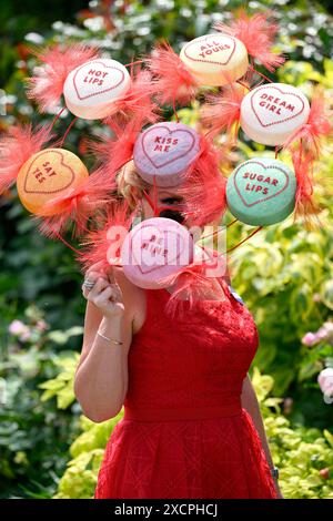 Ascot, Großbritannien. Juni 2024. Gäste, die am ersten Tag der Royal Ascot, Ascot Racecourse teilnehmen. Quelle: Doug Peters/EMPICS/Alamy Live News Stockfoto