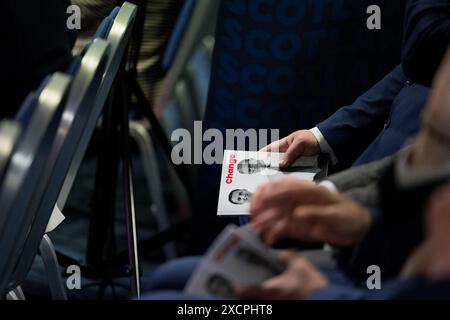 Edinburgh, Schottland. 18. Juni 2024. Das Scottish Labour Manifesto in den Händen der Teilnehmer vor dem Start Scottish Labour Manifesto Launch Credit: Raymond Davies / Alamy Live News Stockfoto