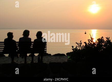 VON KÜSTE ZU KÜSTE REISEBIBLIOTHEK - VERWALTET VON PPL FOTOAGENTUR   COPYRIGHT RESERVIERT *** örtlicher Bildtitel *** Ein Sonnenuntergang über dem See in Bardolino in Garda in Ita Stockfoto