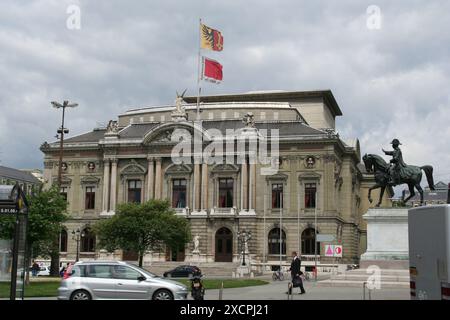 VON KÜSTE ZU KÜSTE REISEBIBLIOTHEK - VERWALTET VON PPL PHOTO AGENCY - COPYRIGHT VORBEHALTEN Kanton Bezirksflaggen fliegen vom Dach des Rathauses in der PL Stockfoto