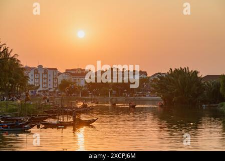 Fantastischer Blick auf den Fluss Thu Bon bei Sonnenuntergang. Traditionelle Holzboote in Hoi an Ancient Town (Hoian), Vietnam. Hoi an ist ein beliebtes Touristenziel Stockfoto